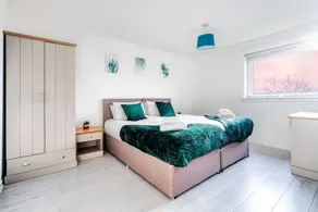 Spacious 3 bed house with on street parking - Image 4