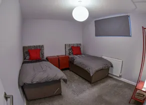 Spacious 6-Bedroom Property with Ensuite – Perfect for Groups - Image 5