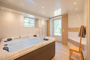 Elégante villa rénovée et confortable, avec piscine, spa et vue sur la campagne - Image 2