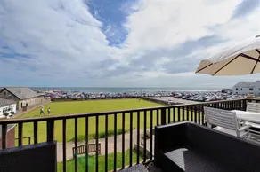 8 BOWLING GREEN CHALETS, romantic, with a garden in Lyme Regis - Image 5