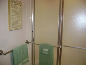 Appartement privé avec 2 chambres et 2 salles de bains avec cuisine complète et patio - Image 5