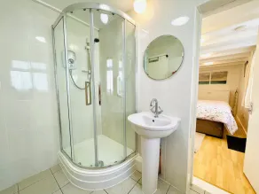 Apartment-Ensuite mit Dusche-Blick auf den Hof-1B - Image 2