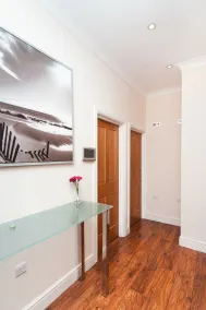 Private en-suite Room @ Liverpool street, Brick Ln - Image 2