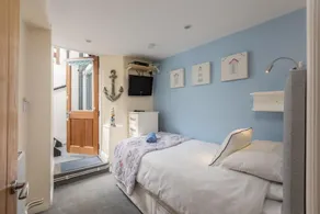 Cosy Beachside Apartment, Spectacular Views in Picturesque Village. - Image 3