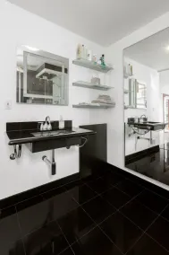 Sunny apartment with private deck, Bay view - Image 2