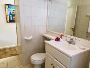 Ideally located Two Bedroom Apartment close to beach - Image 5