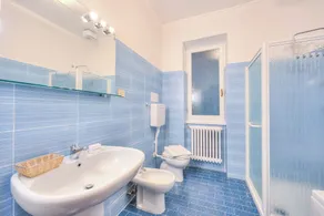 Anita Lake, 2BR Retreat w/ Shared Pool and Gym - Happy Rentals - Image 5