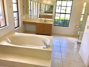 Lumineux 3 chambres, 3 salles de bain avec piscine privée dans une communauté exclusive de golf et de tennis - Image 2