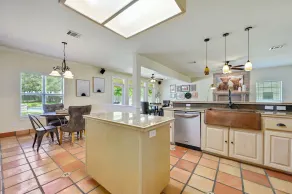 Game room, 16 Beds, Pool, Hot tub, 12 min to Downtown - Image 4
