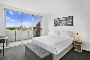 Bright Apartment Near St Kilda Beachfront - Image 3