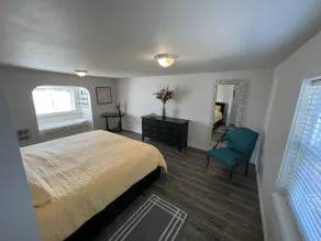 Cozy riverfront getaway with newly rebuilt private dock & pickleball court - Image 5