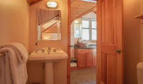 Entire house, Close to ski lifts and ALL amenities, fully equipped - Image 3