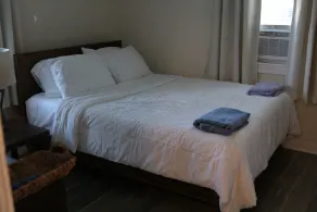 Cozy 2 bedroom home, Fast WIFI, Free Parking, BBQ - Image 4