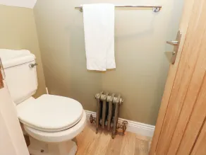FLINTS COTTAGE, pet friendly, character holiday cottage in Richmond - Image 2