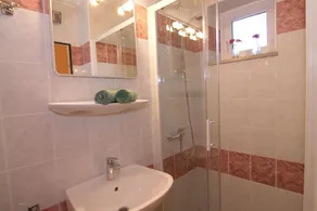 stor lejlighed med 2 badeværelser inkl. en stor terrasse, hav og zentrumsnah i Porec - Image 2