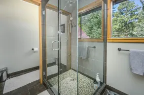 Private Mountain Retreat with Scenic Views - Image 3