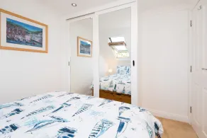 Modern apartment with fabulous views, close to town and beach. - Image 5