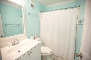 Condo lumineux et aéré de niveau supérieur avec vue sur l'océan et les voies navigables! - Image 3