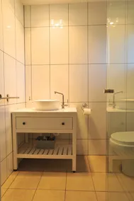 Relaxed, beachy 2 bed apartment, only 1.9kms from the beach, close to shops - Image 4