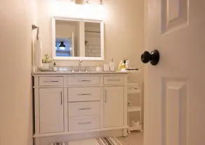 Chic Townhouse Near SPAC, Restaurants, 3 bedrooms, King Beds, Pet Friendly - Image 4