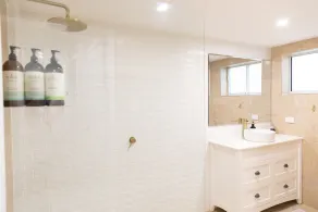 2 Bed apartment opposite the beach - Image 3