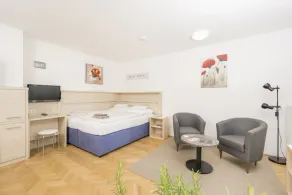 Studio apartment with garden - Image 5
