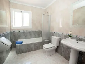 Large, beautiful 5- bedroom villa with private pool - Image 4