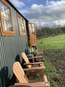 Luxury heated shepherd's hut in field location. - Image 5