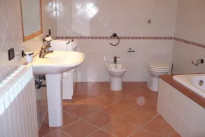 Hus i Macerino i de gröna umbriska kullarna - Image 3