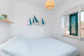 Holiday apartment with terrace and air conditioning - Image 4