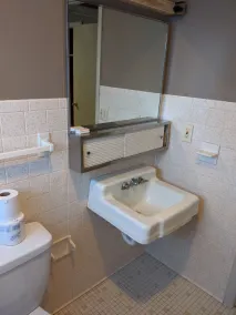 Clean, full kitchen, stand alone cabin adjoining Lake Barkley State Park - Image 3