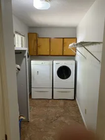 Large comfortable house, close to everything. Single Family Only - Image 2