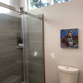 Blick auf das Wasser von diesem New Northwest Modern Home mit Whirlpool - Image 3