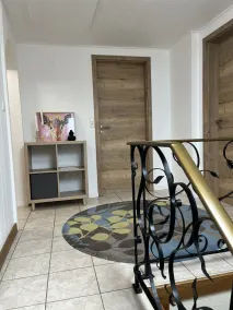 Familjevänliga hus på landsbygden med hästar, höns och katter - Image 2