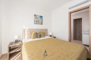 Modern 4 BD villa with heated pool for up to 8 guests - Image 4