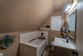 Kid & Pet Friendly Beautiful Fully Functioning Cabin Sleeps 8 - Image 3