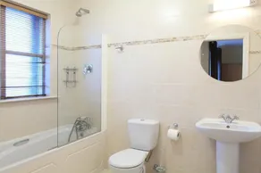 Un roble ardmullen de 3 camas con capacidad para 6 personas en 3 habitaciones. - Image 2