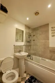 Stylish 2BR Apartment Parking PS5 Wifi - Image 2