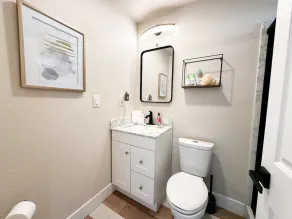 Newly updated studio 2 min drive to HWY 99 - Image 2