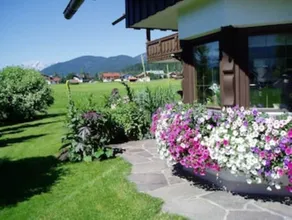Surrounded by meadows, panoramic view, sunny balconies, quiet central location - Image 5