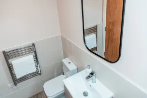 Captivating 2-bed Apartment in Manchester - Image 3