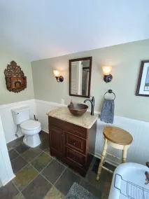 Cozy historic cottage in the woods. 10 minute walk to town  - Image 5