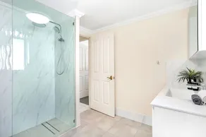 Central Park - City Fringe- Luxury 3BR Apartment | Pool, Balcony & CBD Fringe - Image 4