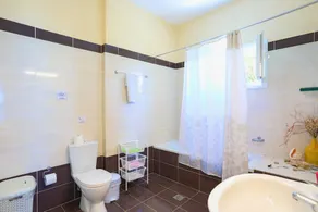 Villa spacieuse, grande piscine privée, vue fantastique sur la mer, WiFi. A / C - Image 4