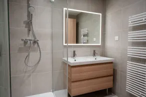 Air-conditioned suite with king-size bed & private parking near Eurexpo and CHU - Image 2