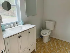 Airy 3BR on the banks of a roaring creek - Image 3