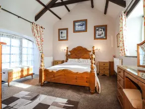 Y STABL, romantic, with hot tub in Fishguard - Image 3