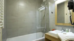 Wifi, 50m from ski slopes, fitness, swimming pool, sauna, hammam, balcony, parking, tv, ski locker - Image 3