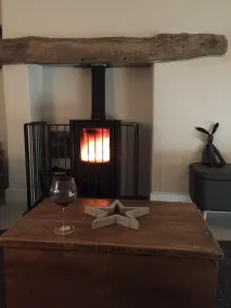 Cosy contemporary  cottage in village with own courtyard & original features. - Image 4