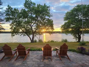 FALL COLOR! Historic Lake Lodge Rustic Elegance Modern Comfort Waterfront - Image 4